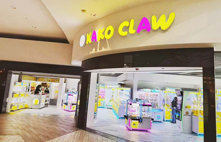 The bright, welcoming storefront of the Kako Claw prize store, as seen from the mall corridor.